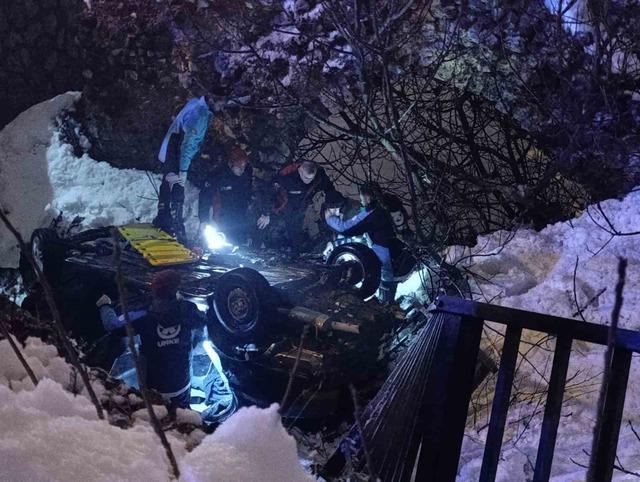 Kahramanmaraş&rsquo;ta otomobil k&ouml;pr&uuml;den u&ccedil;tu 1&rsquo;i ağır 4 kişi yaralandı 2