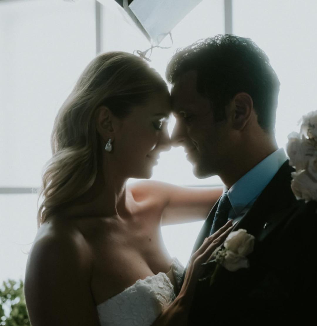 Yasemin Kay Allen eski FBI Ajanı ile sessiz sedasız evlendi! Gelinliği tam not aldı 1