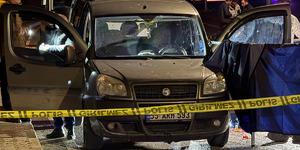 Yasak ilişki yaşadığı adamın boğazını kesip başına satırla vurarak katletti!