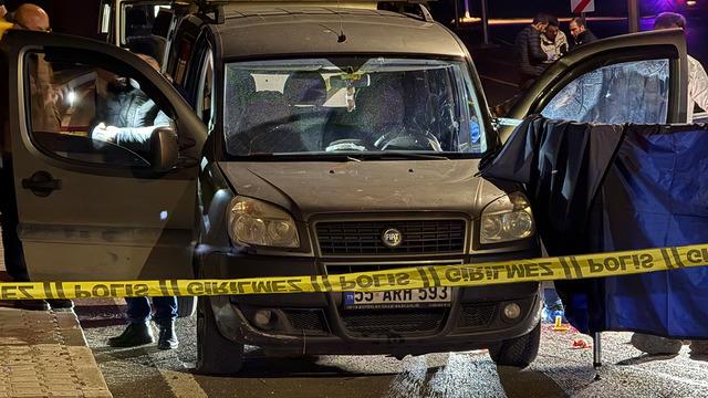 Yasak ilişki yaşadığı adamın boğazını kesip başına satırla vurarak katletti!