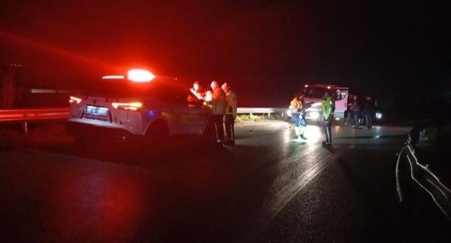 Bursa&rsquo;da sabah saatlerinde korkun&ccedil; kaza: Bariyerlere &ccedil;arpan ara&ccedil;ta 2 kişi ağır yaralandı 5