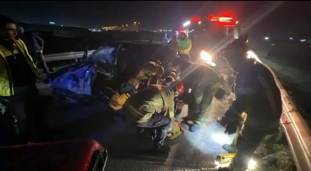 Bursa&rsquo;da sabah saatlerinde korkun&ccedil; kaza: Bariyerlere &ccedil;arpan ara&ccedil;ta 2 kişi ağır yaralandı 4