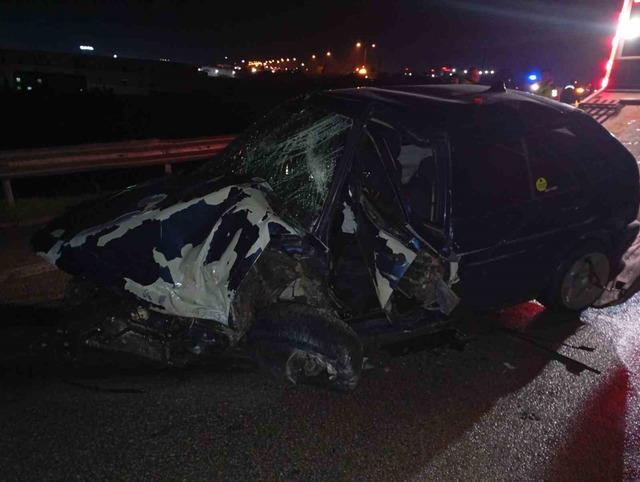 Bursa&rsquo;da sabah saatlerinde korkun&ccedil; kaza: Bariyerlere &ccedil;arpan ara&ccedil;ta 2 kişi ağır yaralandı 2