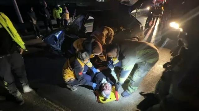 Bursa’da sabah saatlerinde korkunç kaza: Bariyerlere çarpan araçta 2 kişi ağır yaralandı