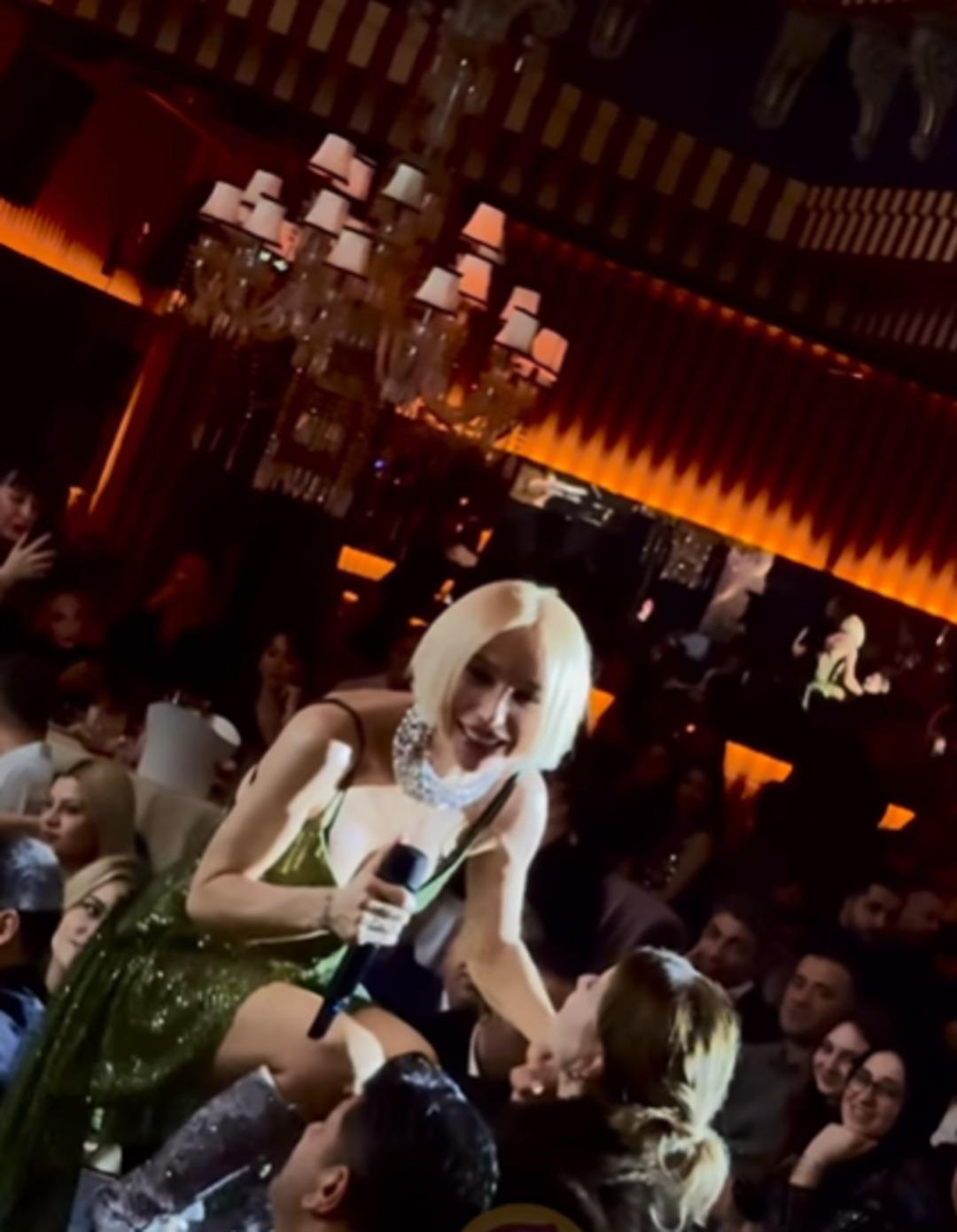 Hazal Kaya G&uuml;lşen in elini &ouml;pt&uuml;! X te yine o konuşuldu 1