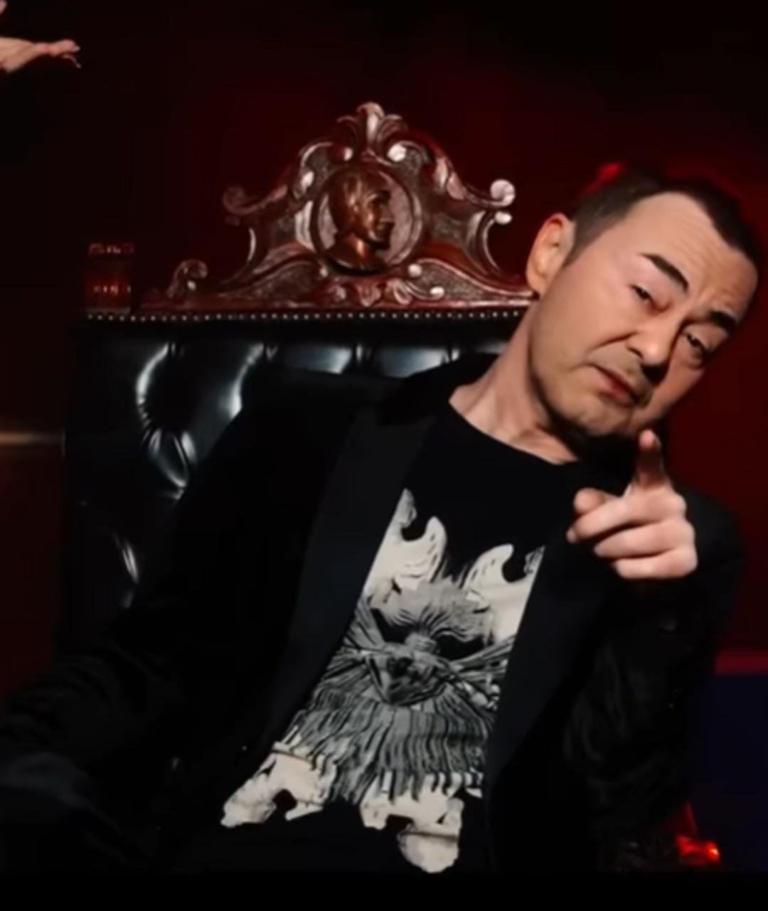 Korkutan anlar: Serdar Ortaç sahnede fena düştü 1