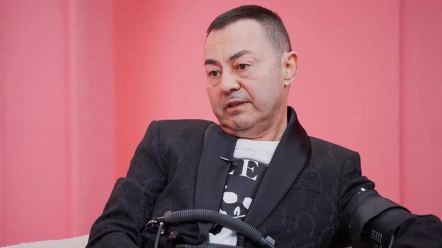 Korkutan anlar: Serdar Ortaç sahnede fena düştü