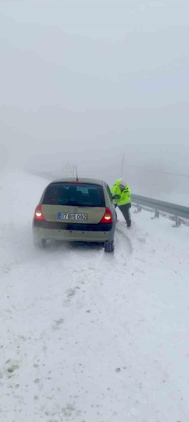 Karla kaplı yollarda mahsur kalan vatandaşların yardımına polis koştu 1