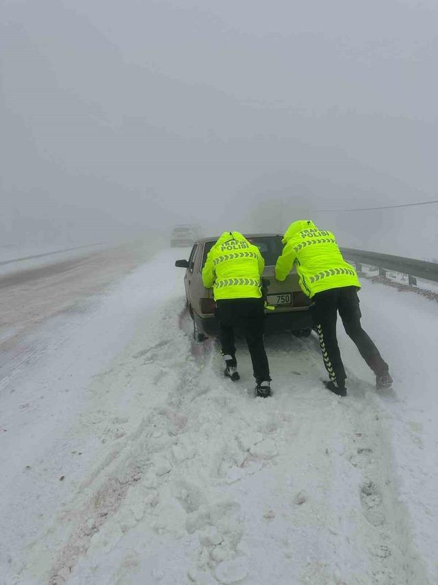 Karla kaplı yollarda mahsur kalan vatandaşların yardımına polis koştu 2