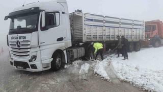 Karla kaplı yollarda mahsur kalan vatandaşların yardımına polis koştu