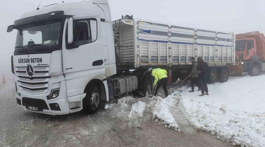 Karla kaplı yollarda mahsur kalan vatandaşların yardımına polis koştu