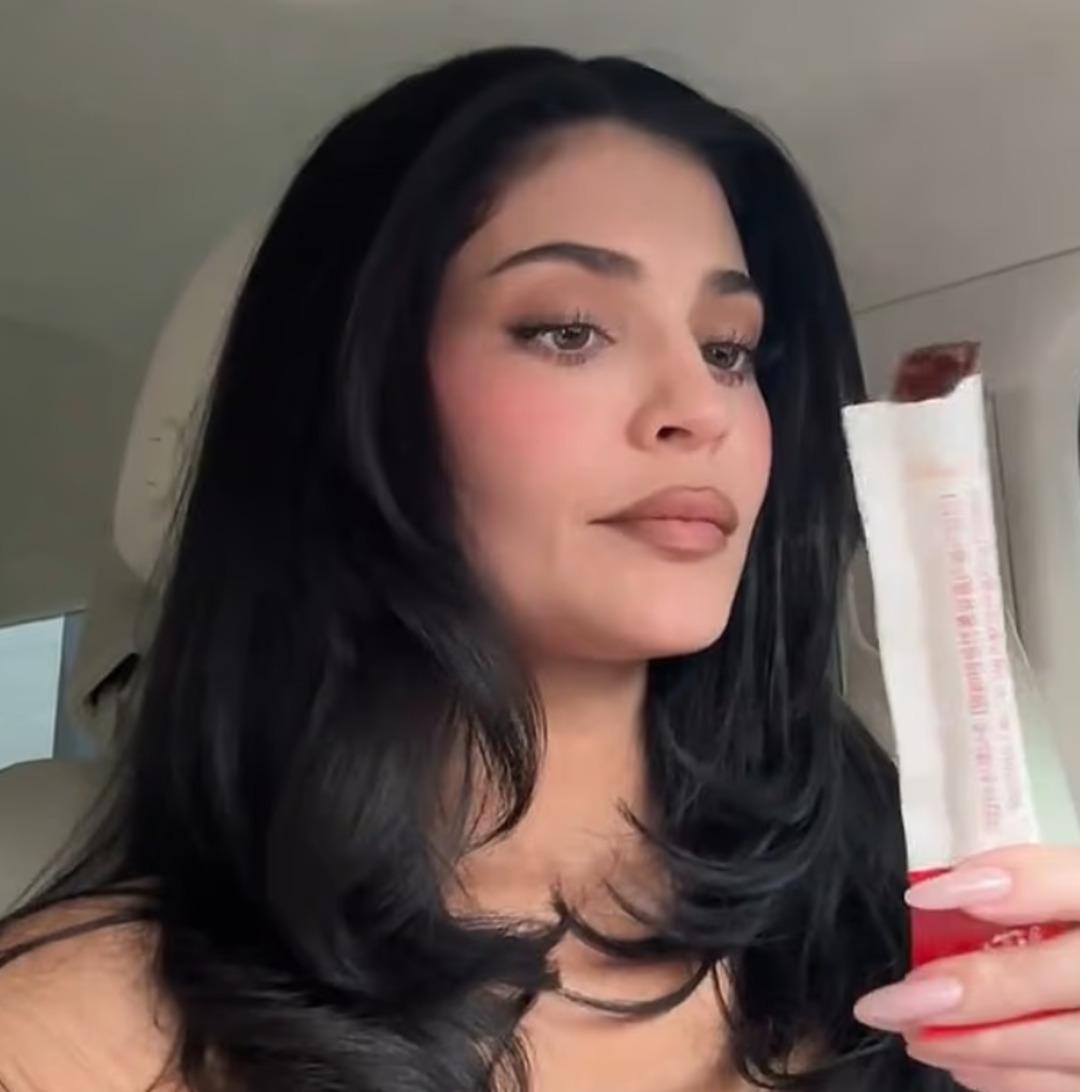 Kylie Jenner&rsquo;a tepki: TikTok&rsquo;ta o &uuml;r&uuml;n&uuml; yedi eleştiri yağdı 2