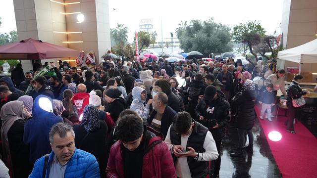 2 bin kişiye verileceğini duyan akın etti: Saatlerce yağmur altında...