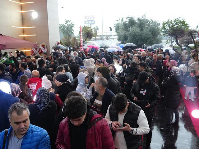 2 bin kişiye verileceğini duyan akın etti: Saatlerce yağmur altında...