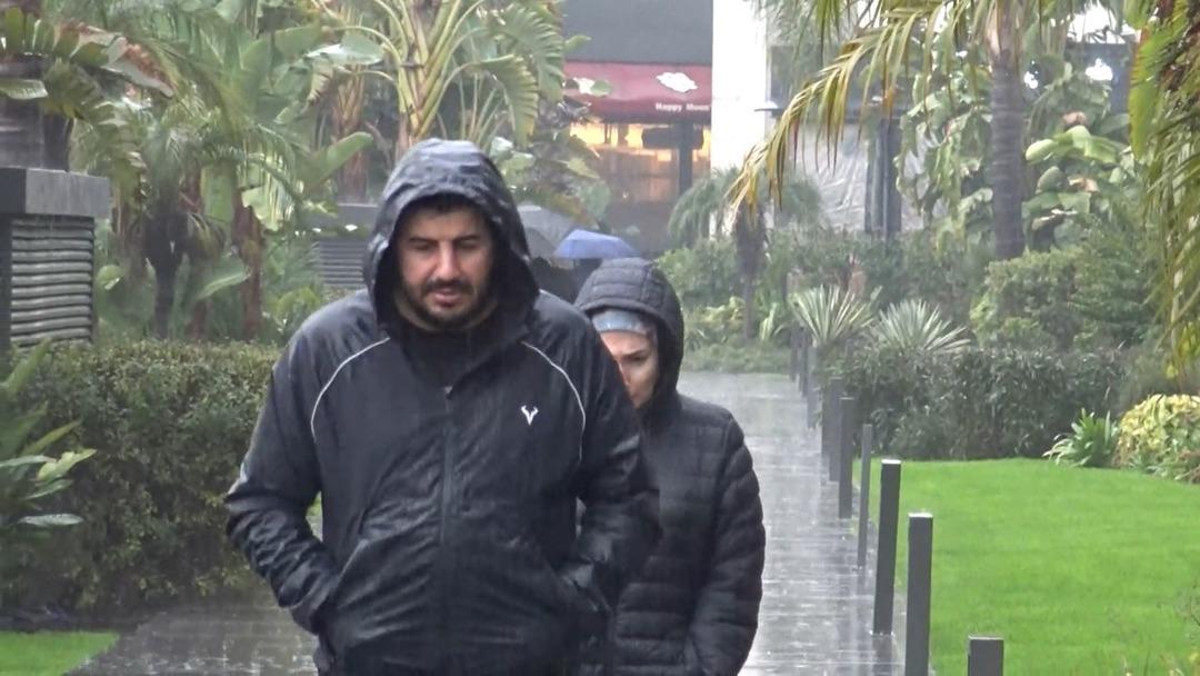 2 bin kişiye verileceğini duyan akın etti: Saatlerce yağmur altında beklediler 2