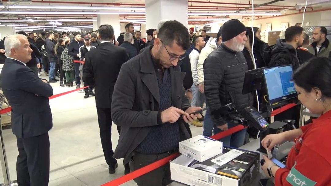 2 bin kişiye verileceğini duyan akın etti: Saatlerce yağmur altında beklediler 3