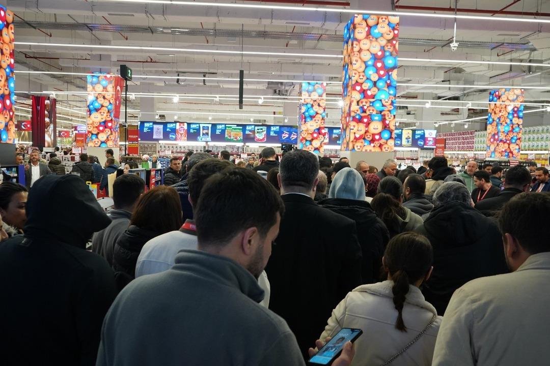 2 bin kişiye verileceğini duyan akın etti: Saatlerce yağmur altında beklediler 4