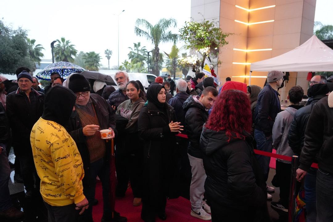 2 bin kişiye verileceğini duyan akın etti: Saatlerce yağmur altında beklediler 6