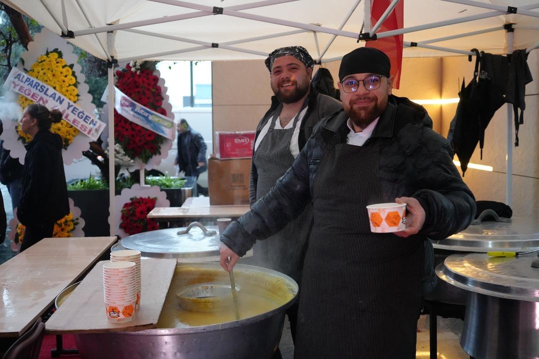 2 bin kişiye verileceğini duyan akın etti: Saatlerce yağmur altında beklediler 10