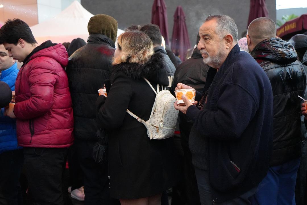 2 bin kişiye verileceğini duyan akın etti: Saatlerce yağmur altında beklediler 11