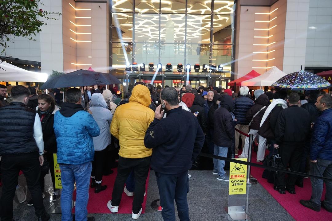2 bin kişiye verileceğini duyan akın etti: Saatlerce yağmur altında beklediler 9