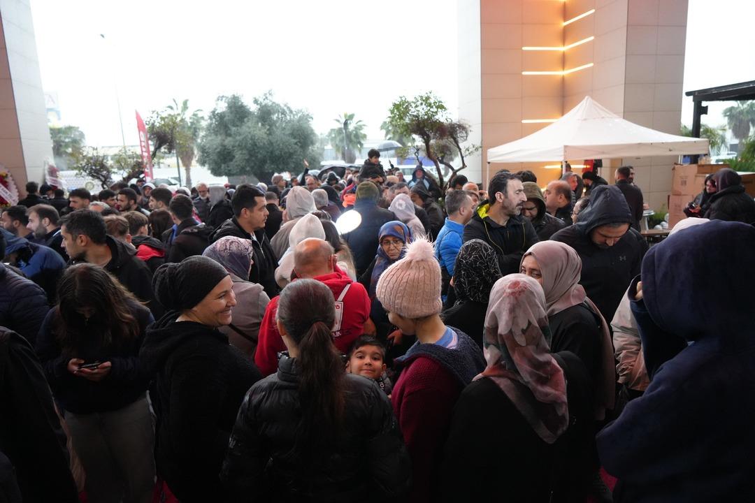 2 bin kişiye verileceğini duyan akın etti: Saatlerce yağmur altında beklediler 7