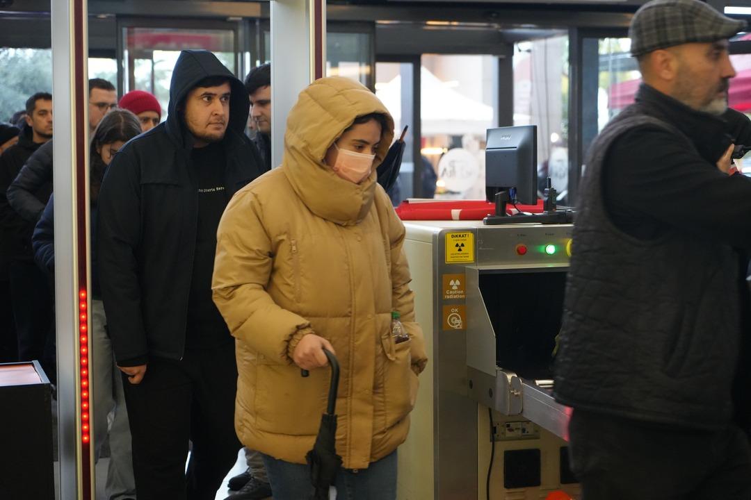 2 bin kişiye verileceğini duyan akın etti: Saatlerce yağmur altında beklediler 5