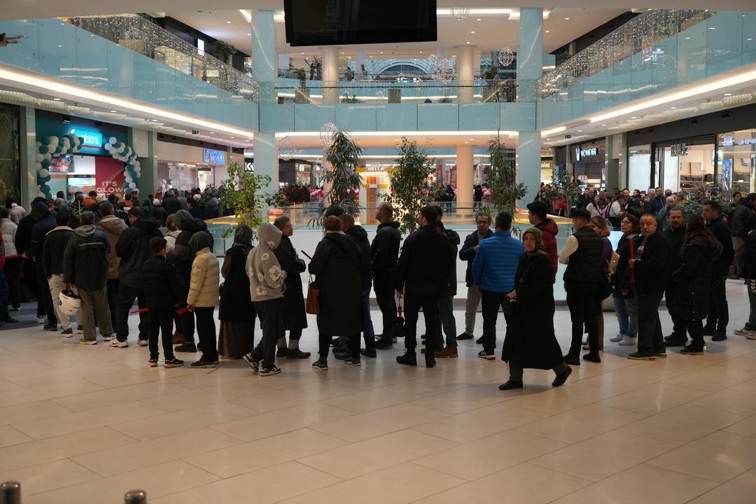 2 bin kişiye verileceğini duyan akın etti: Saatlerce yağmur altında beklediler 12