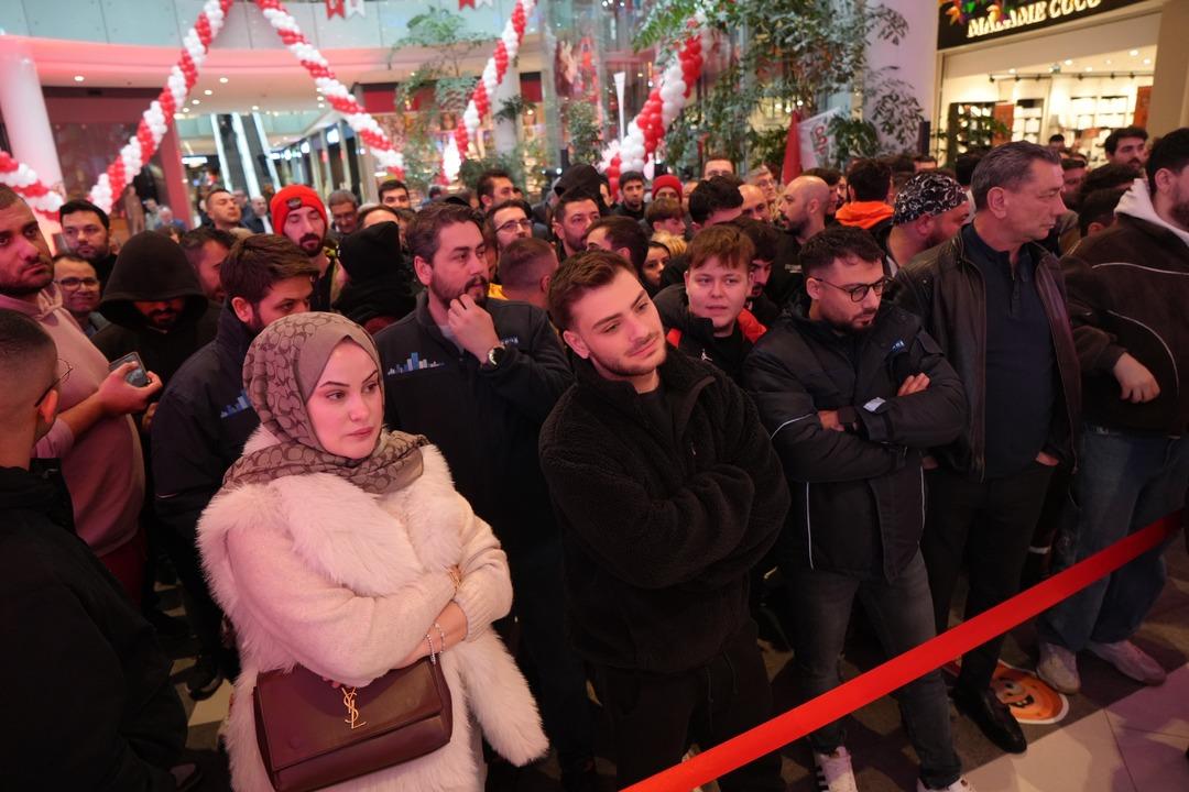 2 bin kişiye verileceğini duyan akın etti: Saatlerce yağmur altında beklediler 13