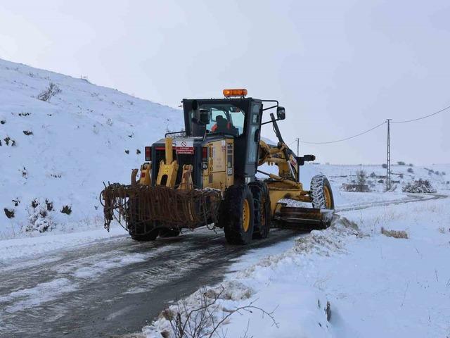 Sivas&rsquo;ta 493 yerleşim yerinin yolu ulaşıma kapalı
