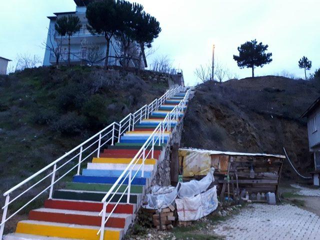 Merdivenler gökkuşağı renklerine boyandı
