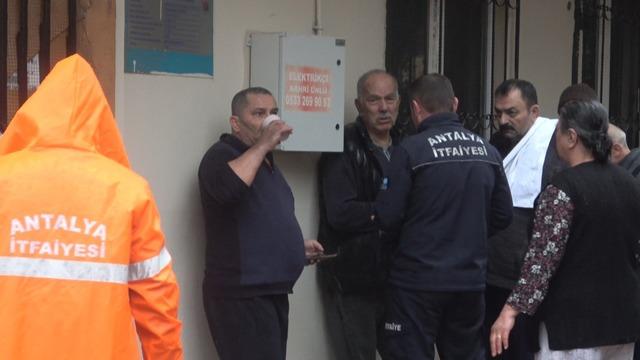 Yaşlı adamı komşuları evden &ccedil;ıkardı, yangın ucuz atlatıldı 5