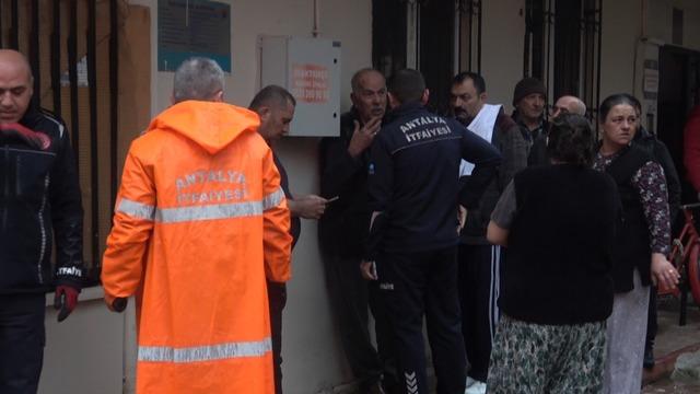 Yaşlı adamı komşuları evden &ccedil;ıkardı, yangın ucuz atlatıldı 4