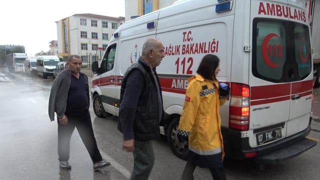 Yaşlı adamı komşuları evden &ccedil;ıkardı, yangın ucuz atlatıldı 3