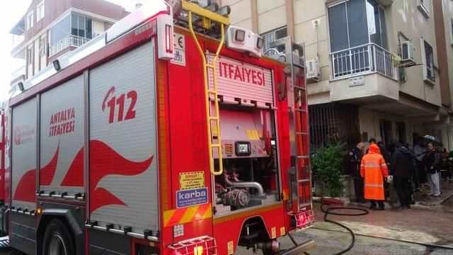 Yaşlı adamı komşuları evden &ccedil;ıkardı, yangın ucuz atlatıldı 2
