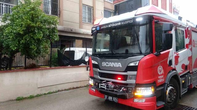 Yaşlı adamı komşuları evden &ccedil;ıkardı, yangın ucuz atlatıldı 1