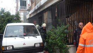 Yaşlı adamı komşuları evden &ccedil;ıkardı, yangın ucuz atlatıldı