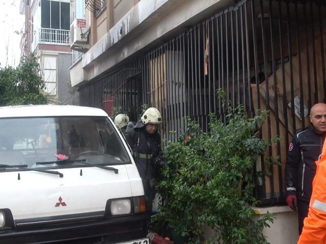 Yaşlı adamı komşuları evden &ccedil;ıkardı, yangın ucuz atlatıldı