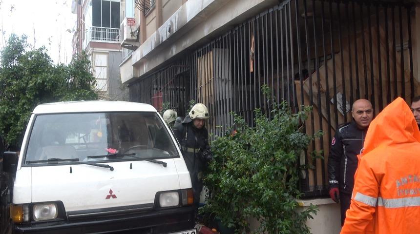 Yaşlı adamı komşuları evden &ccedil;ıkardı, yangın ucuz atlatıldı