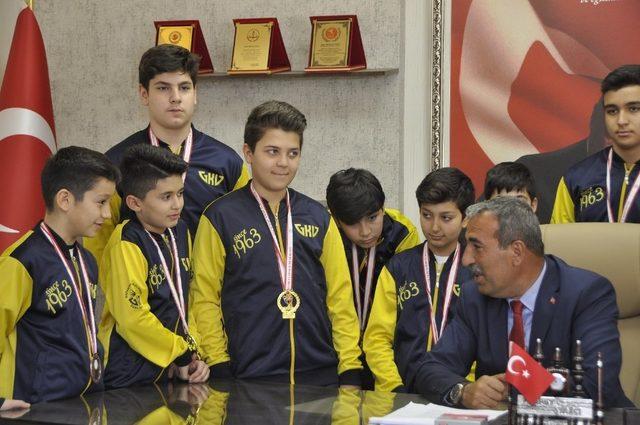 Mehmet Yağcı GKV’nin şampiyon takımlarını ağırladı