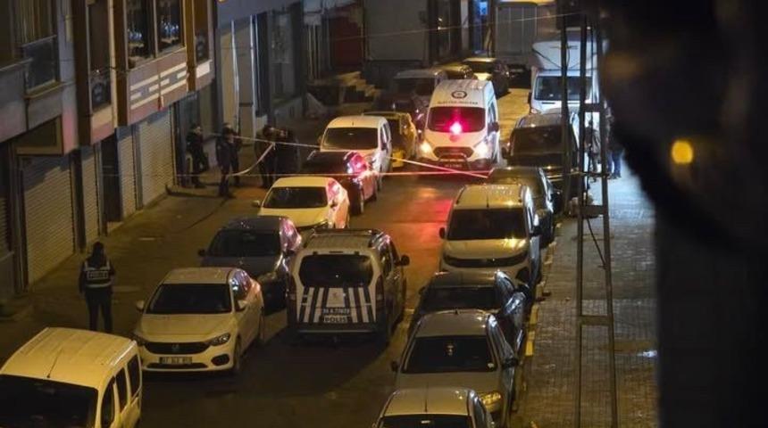 K&uuml;&ccedil;&uuml;k&ccedil;ekmece&rsquo;de &ccedil;atı katından d&uuml;şen adam hayatını kaybetti