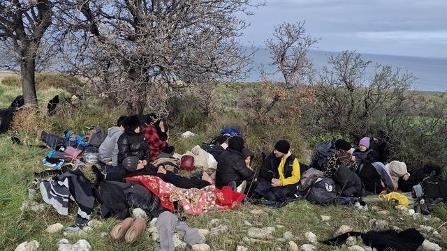 Ayvacık’ta 39 kaçak göçmen ile 1 göçmen kaçakçısı şüphelisi yakalandı