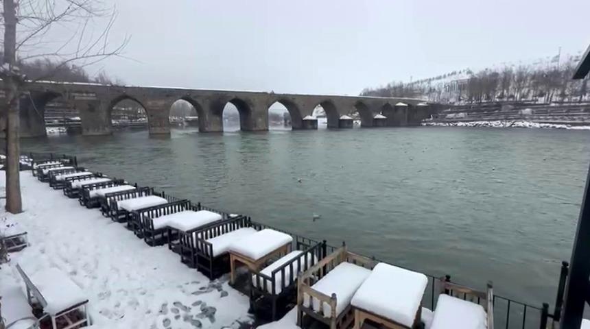 Yoğun kar, Dicle Nehri&rsquo;nde su seviyesini arttırdı