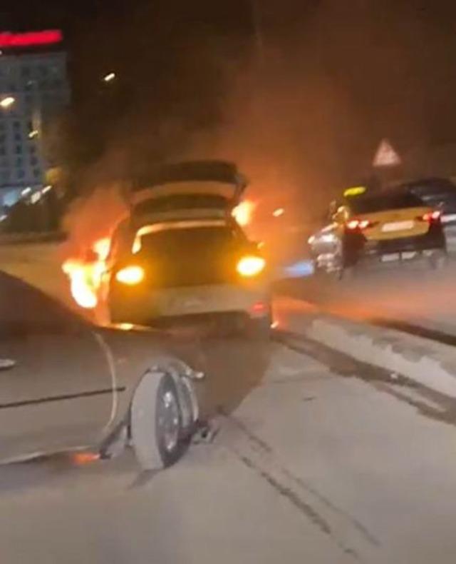 Konya&rsquo;da seyir halindeki otomobil alev aldı 1