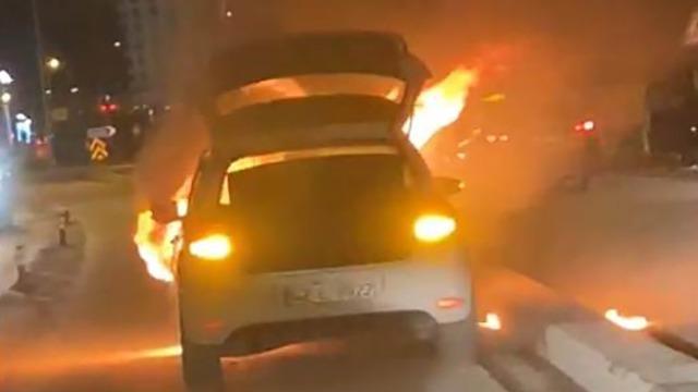 Konya’da seyir halindeki otomobil alev aldı