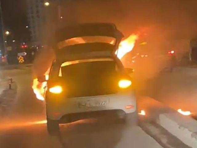 Konya&rsquo;da seyir halindeki otomobil alev aldı