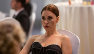 Sevgilisiyle sahneye &ccedil;ıktı, şarkı s&ouml;yledi