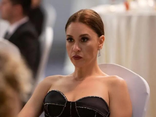 Sevgilisiyle sahneye &ccedil;ıktı, şarkı s&ouml;yledi