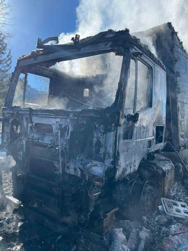 Adana-Pozantı Otoyolu’nda narenciye yüklü tır alevlere teslim oldu 2