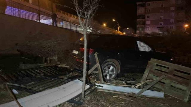 Karaman&rsquo;da kontrolden &ccedil;ıkan cip kafenin bah&ccedil;esine u&ccedil;tu 5